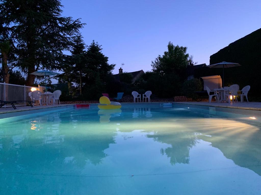 Bazén v ubytování Brit Hotel Dak Hotel nebo v jeho okolí