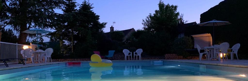 Bazén v ubytování Brit Hotel Dak Hotel nebo v jeho okolí