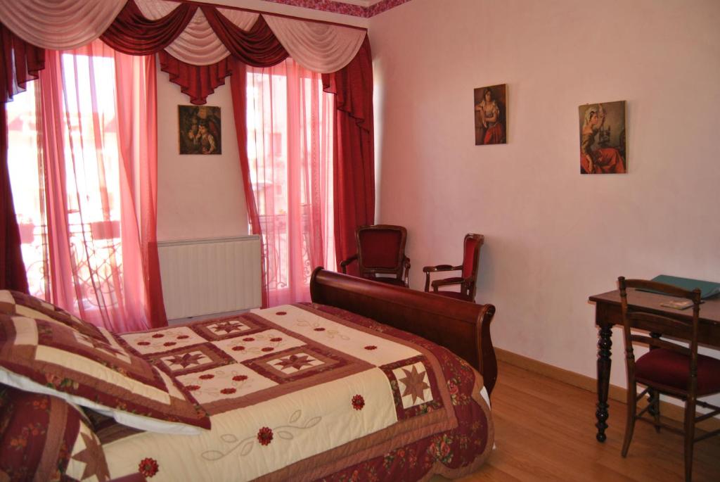 Postel nebo postele na pokoji v ubytování Au Pied du Chateau