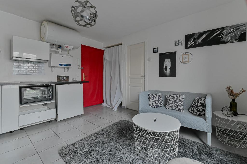 un salon avec un canapé et une table dans l'établissement Sun94, à Fontenay-sous-Bois