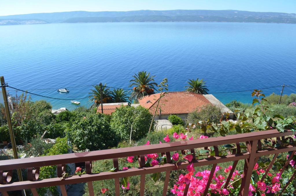 una casa con vistas al agua en Holiday Villa in Omiš, en Omiš