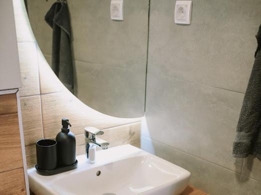 ein Badezimmer mit Waschbecken und Spiegel in der Unterkunft Apartman Novak - Divčigora in Divčibare