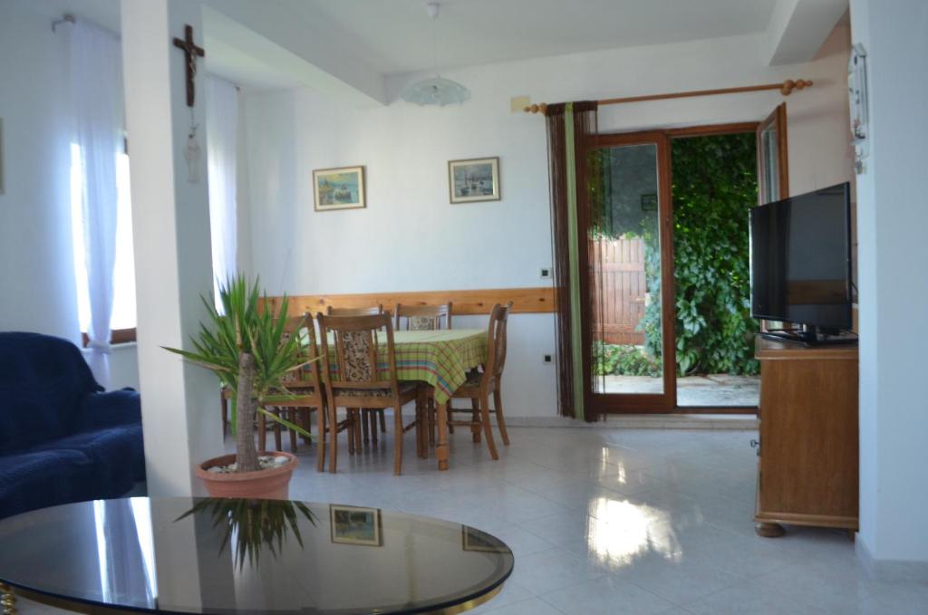 Televízia a/alebo spoločenská miestnosť v ubytovaní Holiday Villa in Omiš