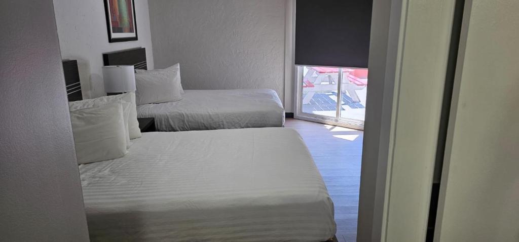 Postel nebo postele na pokoji v ubytování Riverside Motel