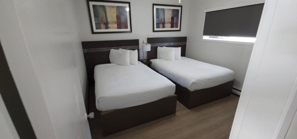 Postel nebo postele na pokoji v ubytování Riverside Motel