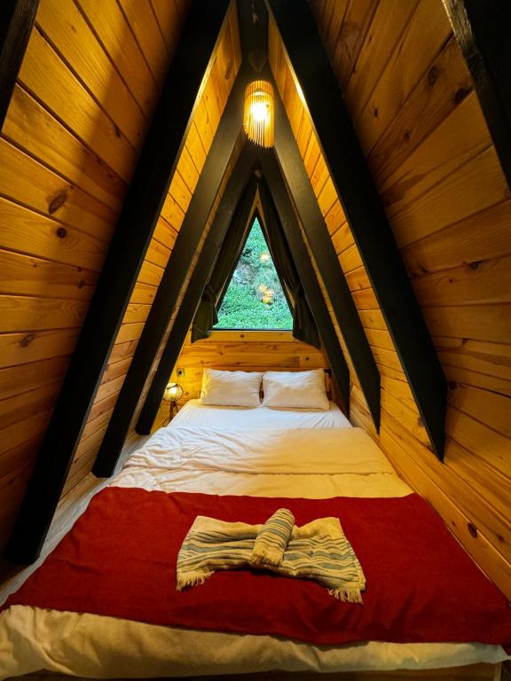 A bed or beds in a room at AsvaVilla şelale evleri süit