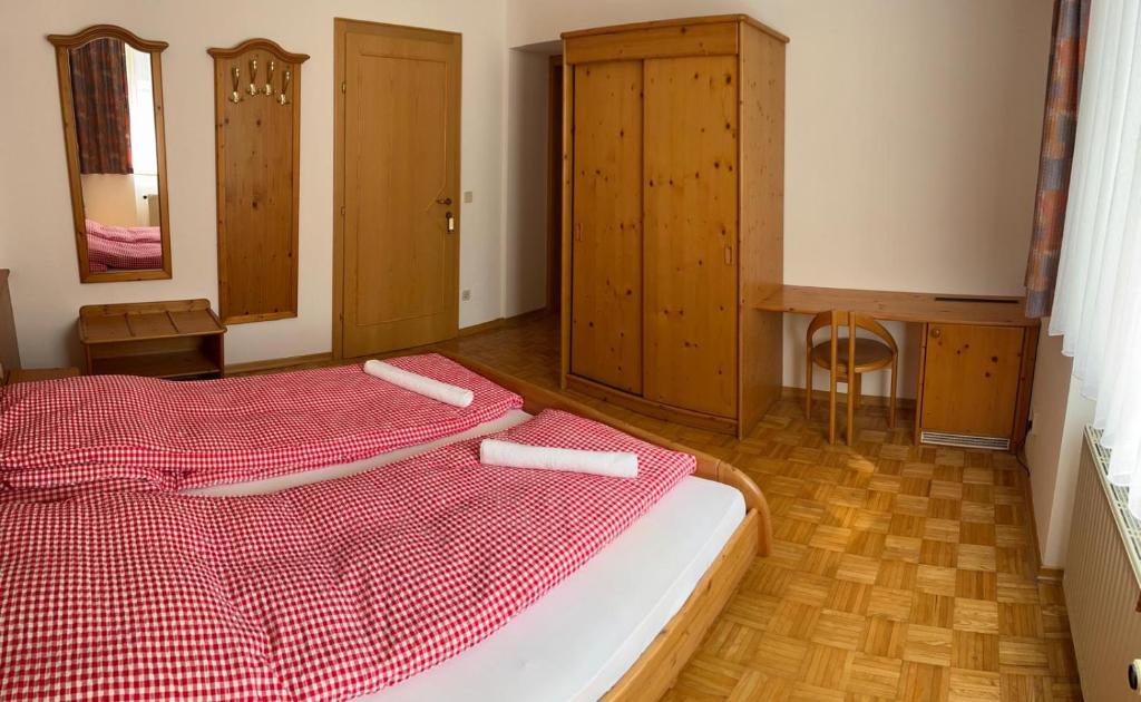 Postel nebo postele na pokoji v ubytování Hotel Ledererwirt