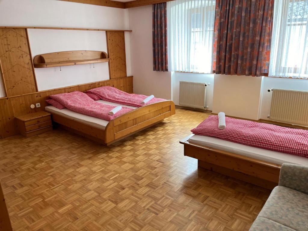 Postel nebo postele na pokoji v ubytování Hotel Ledererwirt