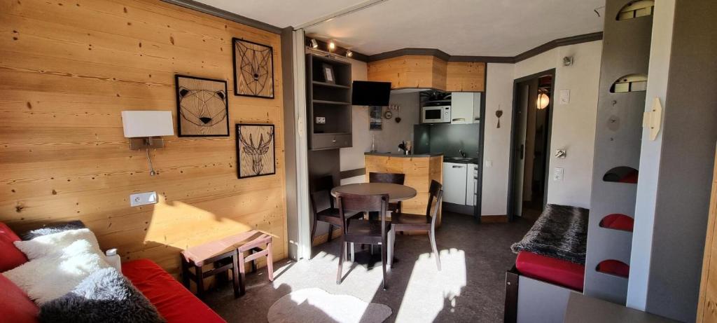 un salon avec un canapé et une table dans une pièce dans l'établissement Résidence FlÈche - Studio pour 4 Personnes 174, à La Plagne Tarentaise