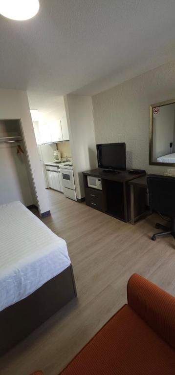 TV a/nebo společenská místnost v ubytování Riverside Motel