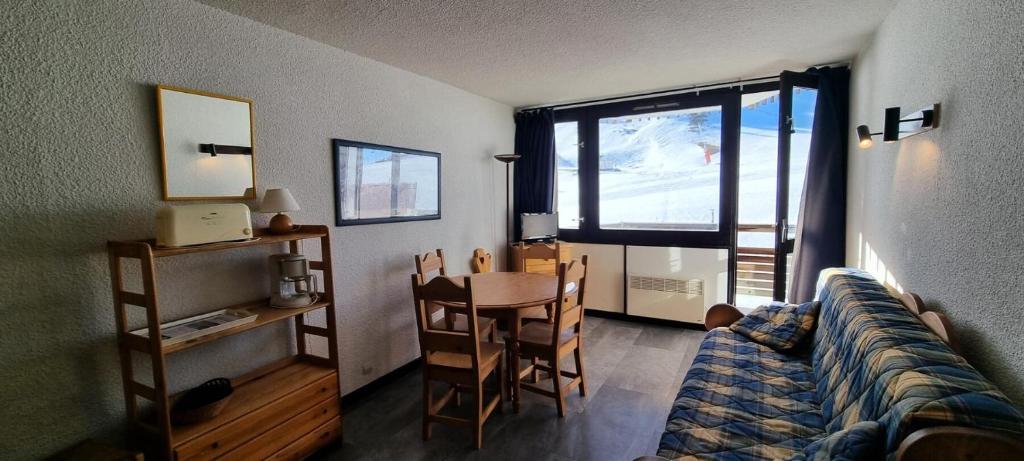 une chambre avec un lit, une table et une fenêtre dans l'établissement Résidence Zodiac - Studio pour 4 Personnes 454, à Aime La Plagne