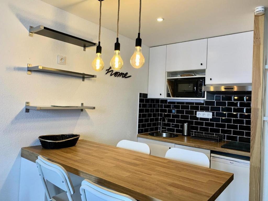 Kuchyňa alebo kuchynka v ubytovaní Résidence Hameau Du Borsat 1& 2 - Studio 22 m² entièrement rénové MAE-7544