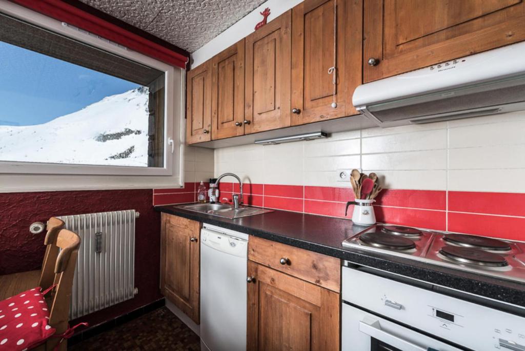 Kuchyňa alebo kuchynka v ubytovaní Résidence Grande Balme I - Grand studio cabine avec balcon MAE-7664