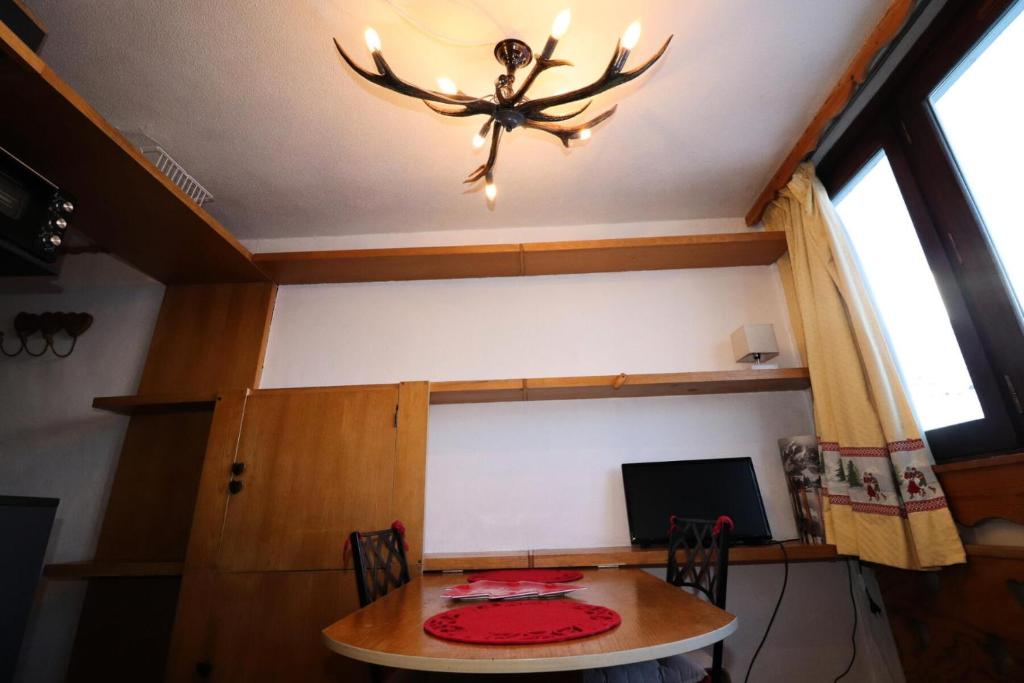 Televízia a/alebo spoločenská miestnosť v ubytovaní Résidence Palafour - Studette au pied des pistes MAE-7864