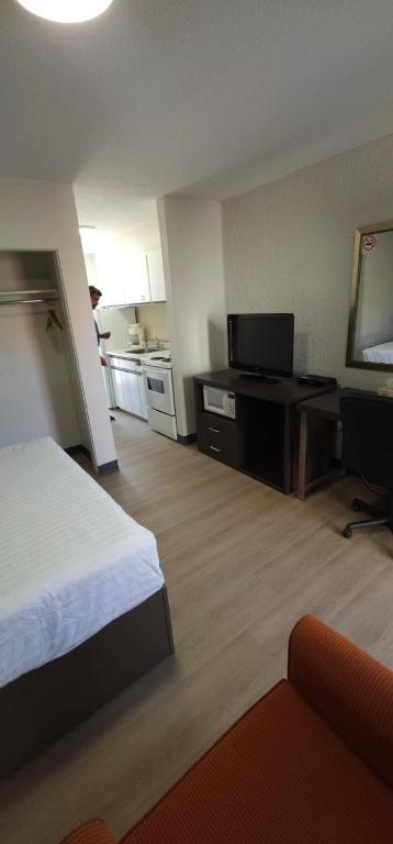 TV a/nebo společenská místnost v ubytování Riverside Motel