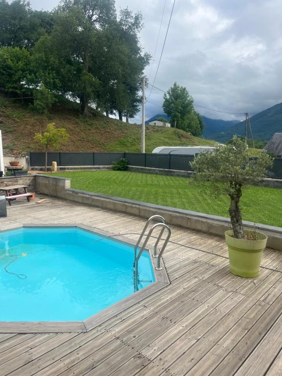 - une petite piscine bleue sur une terrasse en bois dans l'établissement Maison familiale, à Bôo-Silhen