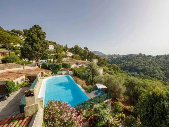 - une vue aérienne sur la piscine dans une villa dans l'établissement Appartement de charme à St Paul de Vence, à Saint-Paul-de-Vence