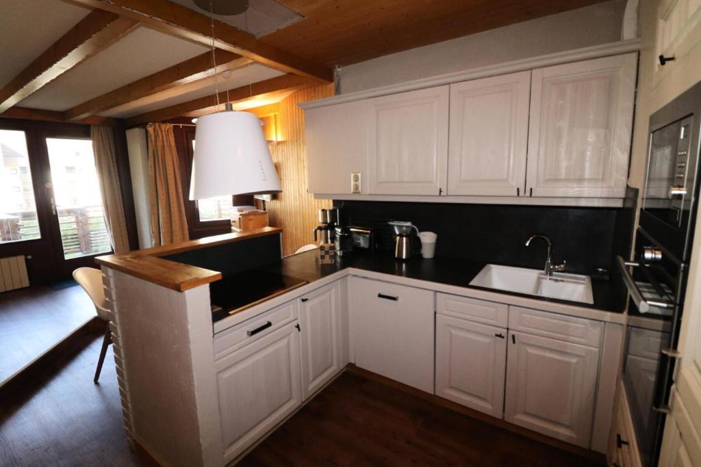 Kuchyňa alebo kuchynka v ubytovaní Résidence Curling B1-b2 - Appartement au coeur de Tignes le Val Claret MAE-2554
