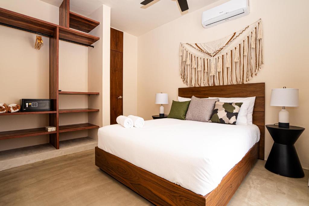 Postel nebo postele na pokoji v ubytování Penthouse with private jungle, pool, downtown