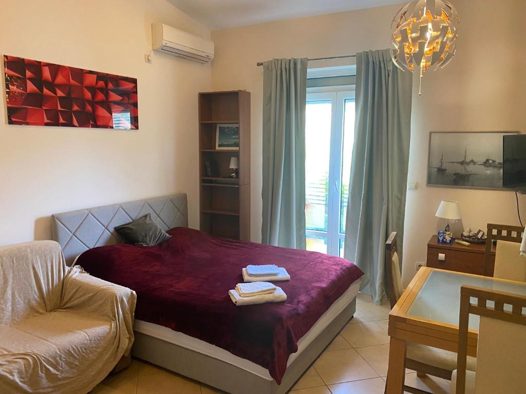 una camera da letto con un letto con asciugamani sopra di Apart Yukka first line a Utjeha