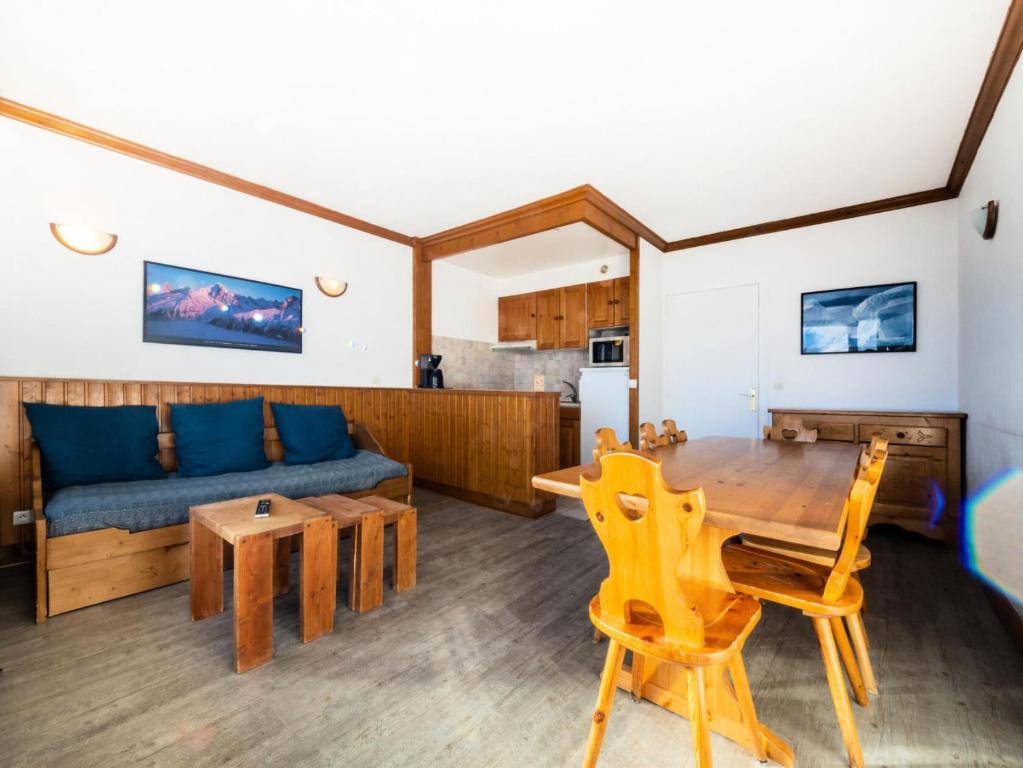kuchnia i salon ze stołem i kanapą w obiekcie Résidence Bec Rouge - Appartement spacieux·Skis aux pieds·Balcon MAE-9464 w mieście Tignes