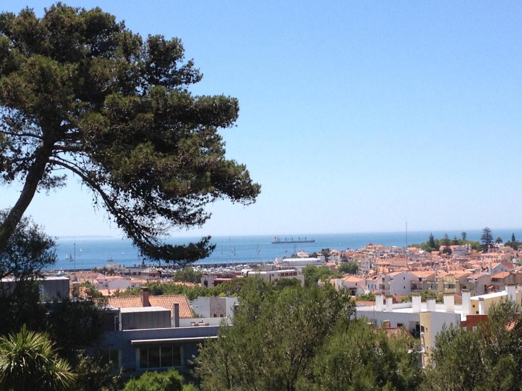 uitzicht op de stad en de oceaan bij Apartment Outeiro da Vela in Cascais