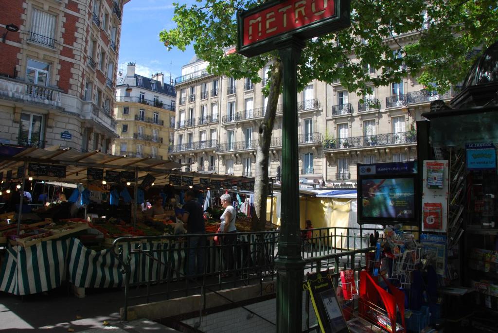 un marché avec une enseigne sur un poteau dans une ville dans l'établissement Charming studio Paris City Center - Maubert Mutualité, à Paris