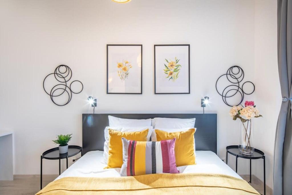 Modern bright central place with terrace 1082 Budapest, Corvin sétány 7 kép - 1