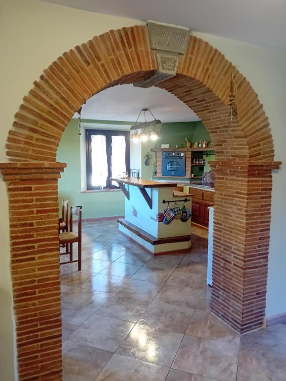 - une cuisine avec une voûte en briques dans une pièce dans l'établissement La casa di Bobo, à Pian degli Ontani