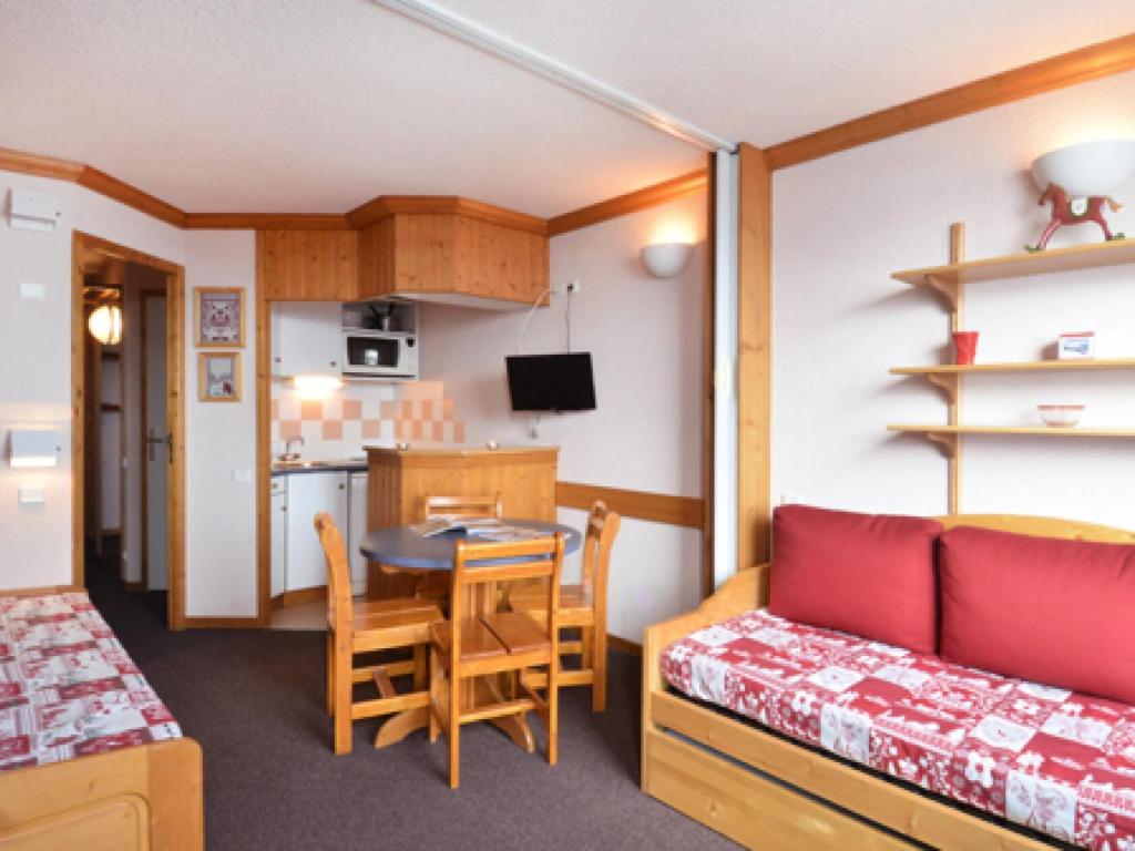 Cette chambre comprend un lit, une table et une cuisine. dans l'établissement Résidence Diamant - Studio pour 4 Personnes 114, à Aime La Plagne