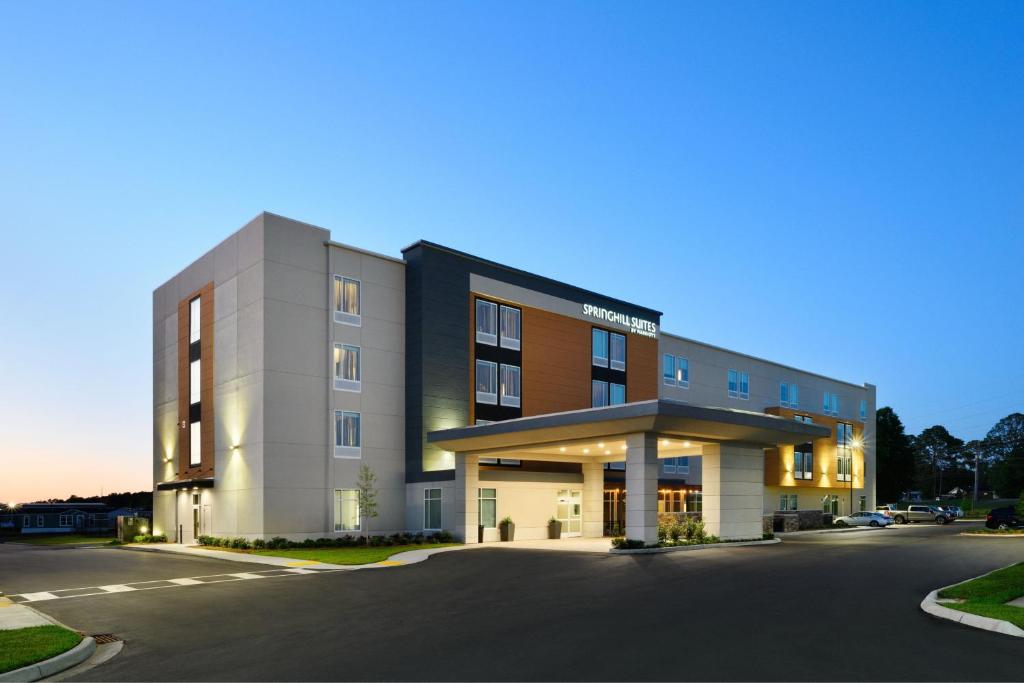 多森SpringHill Suites by Marriott Dothan的一栋前面有停车场的建筑物