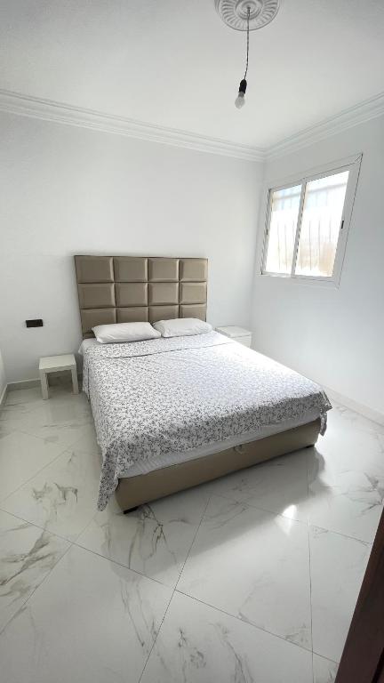 سرير أو أسرّة في غرفة في Tetouan Relax Apartement