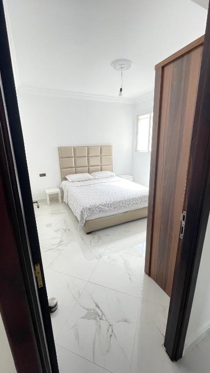 سرير أو أسرّة في غرفة في Tetouan Relax Apartement