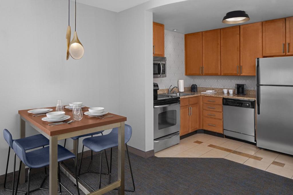 Residence Inn Los Angeles Burbank/Downtown - Two-Bedroom Suite
