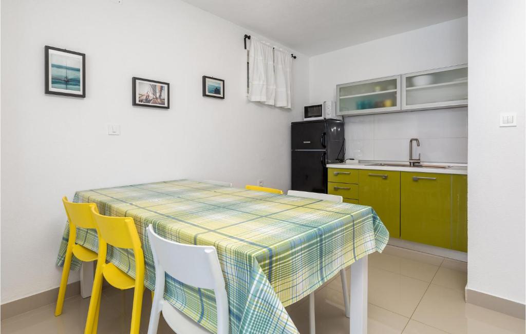 Kuchyňa alebo kuchynka v ubytovaní Nice Apartment In Lukovo Sugarje