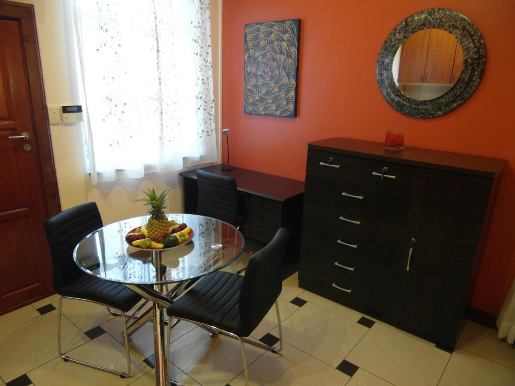 Red Square Home - Studio