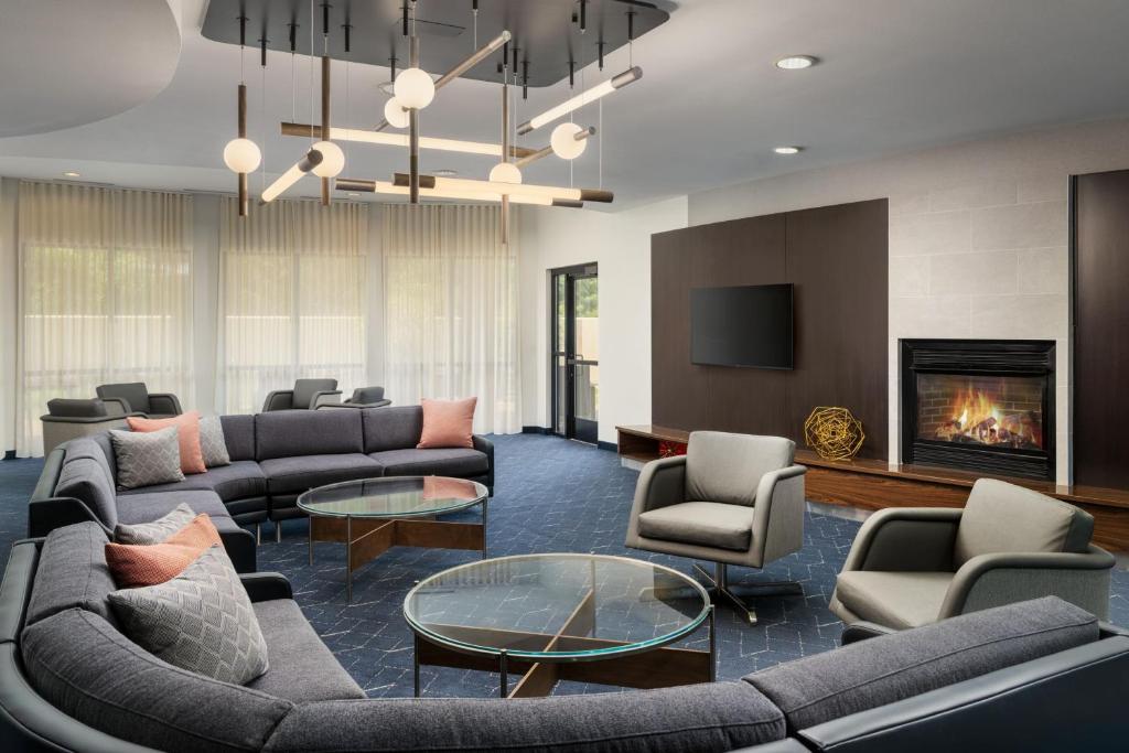 Posezení v ubytování Courtyard by Marriott Kingston