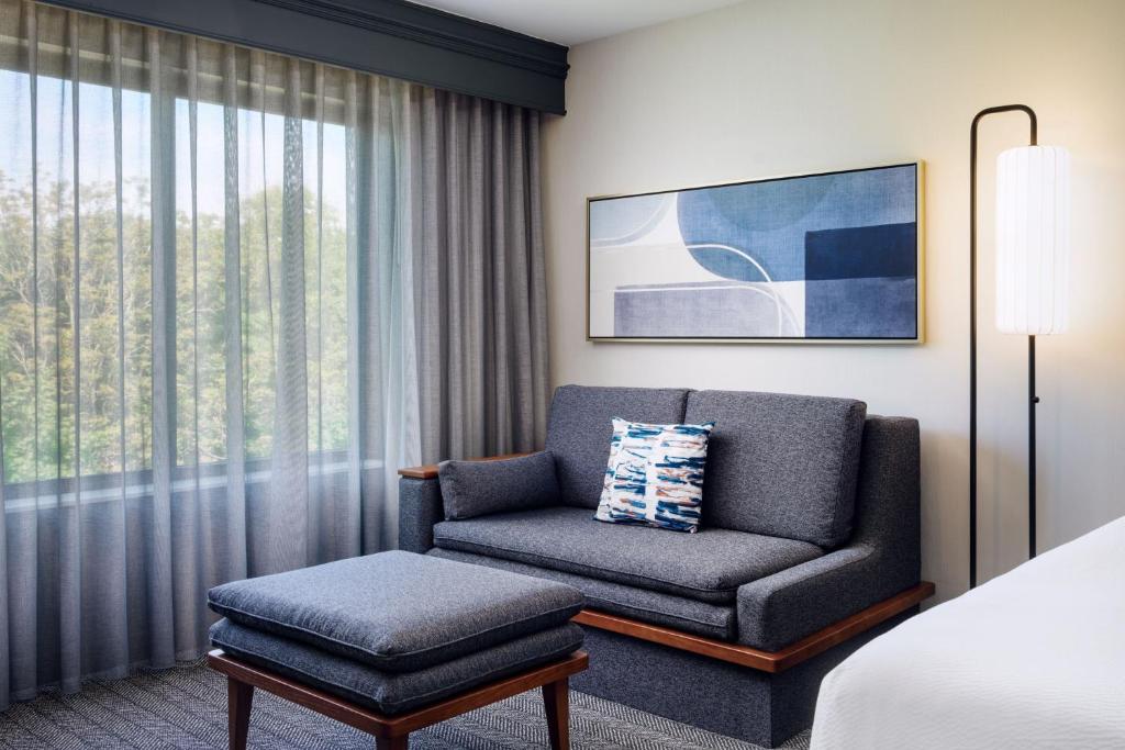 Posezení v ubytování Courtyard by Marriott Kingston