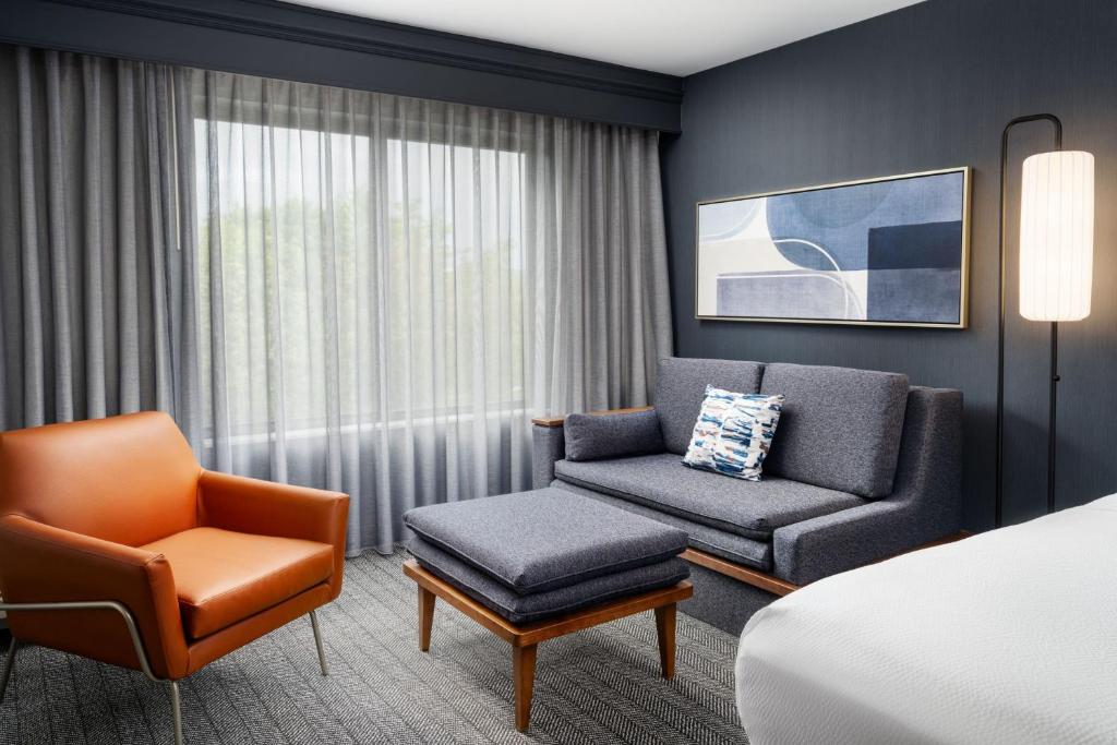 Posezení v ubytování Courtyard by Marriott Kingston