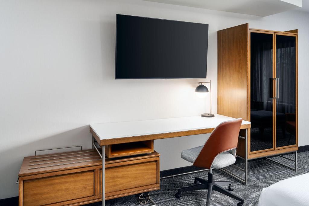 TV a/nebo společenská místnost v ubytování Courtyard by Marriott Kingston