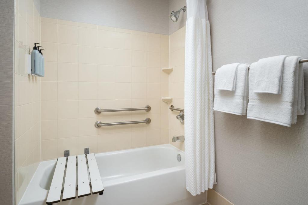 Koupelna v ubytování Courtyard by Marriott Kingston