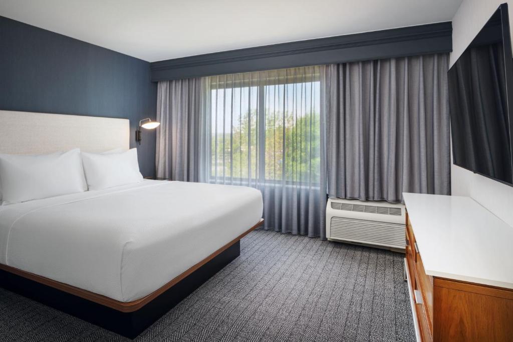 Postel nebo postele na pokoji v ubytování Courtyard by Marriott Kingston