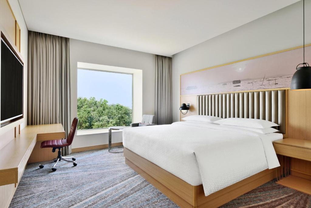 Postel nebo postele na pokoji v ubytování Four Points by Sheraton Kochi Infopark