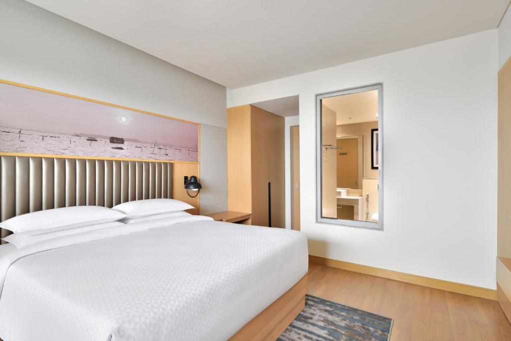 Postel nebo postele na pokoji v ubytování Four Points by Sheraton Kochi Infopark