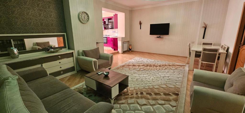 un salon avec un canapé et une table dans l'établissement Apartment near seaside, à Baku