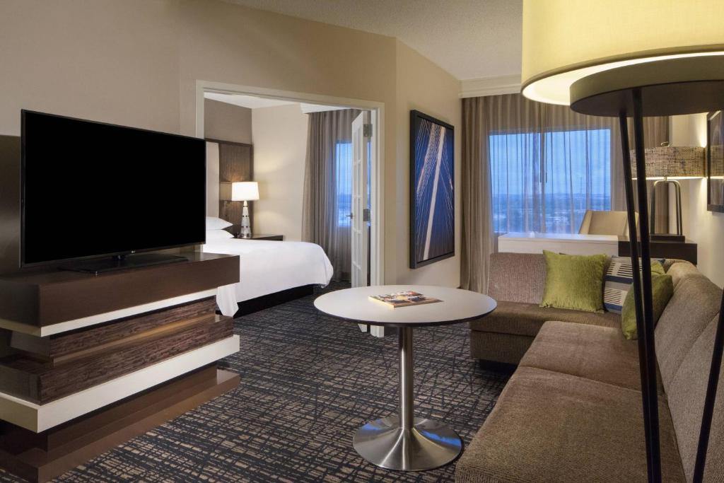 Dallas Marriott Suites Medical/Market Center - One Bedroom Suite With One King Bed And Sofa Bed