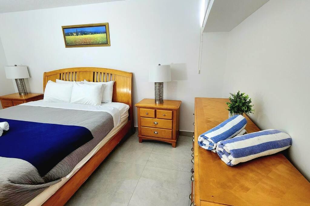 Postel nebo postele na pokoji v ubytování OCEAN VIEW DELUXE SUITE: PVT. BEACH & POOL