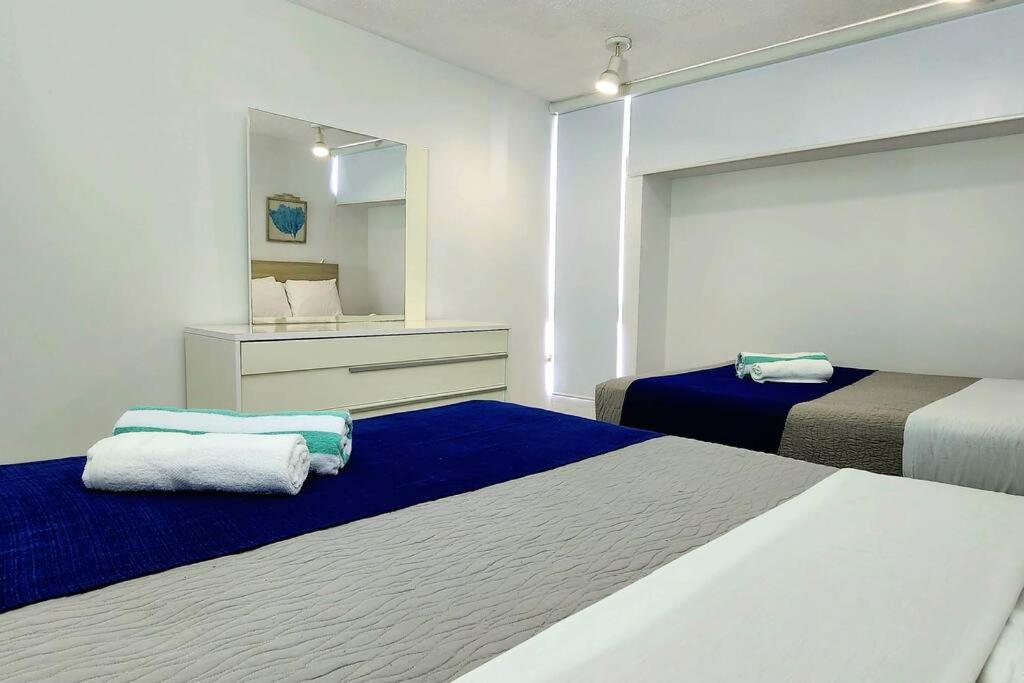 Postel nebo postele na pokoji v ubytování OCEAN VIEW DELUXE SUITE: PVT. BEACH & POOL