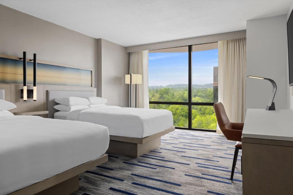 Postel nebo postele na pokoji v ubytování Marriott Saddle Brook