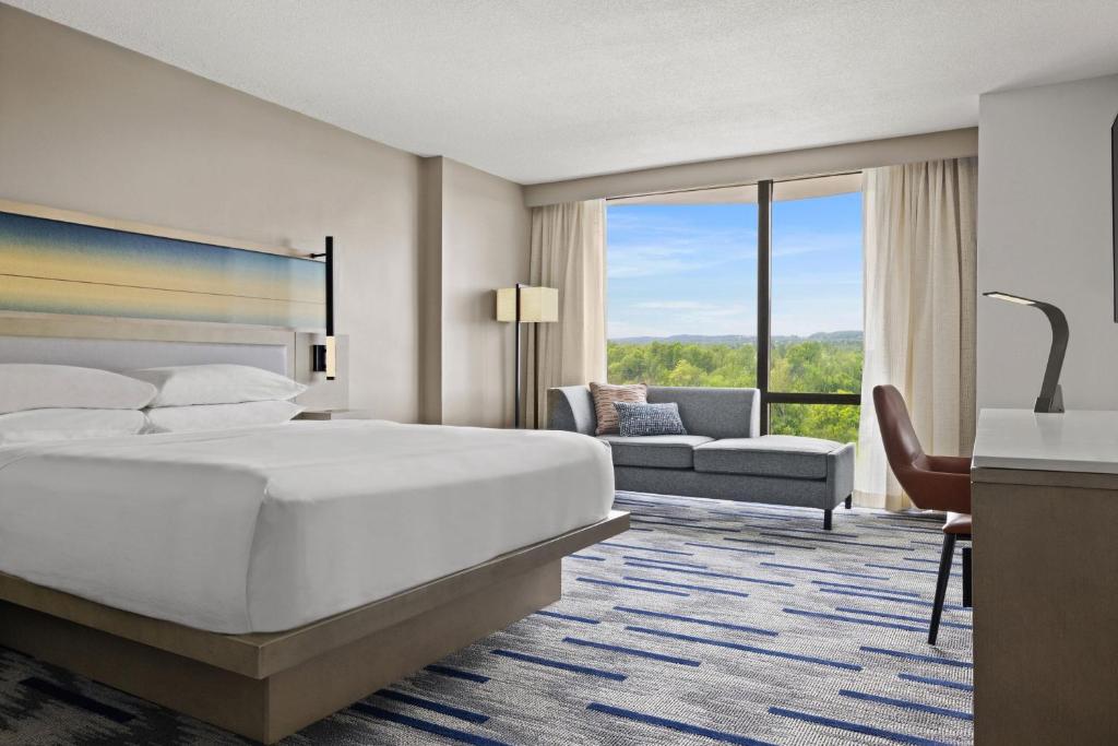 Postel nebo postele na pokoji v ubytování Marriott Saddle Brook